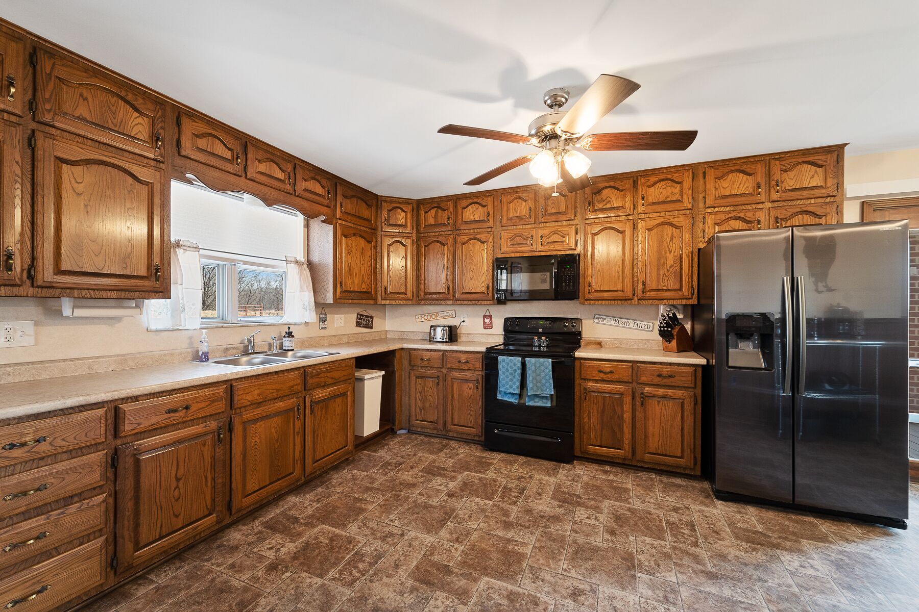 4-12 Guests! 4 bed / 2 bath - Central Missouri - Close to Interstate70 & Hwy 54!