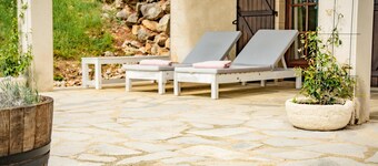 Fine studio with large terrace and views