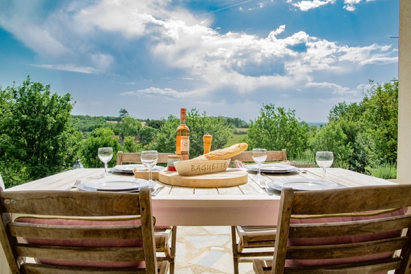 تناول الطعام بالخارج