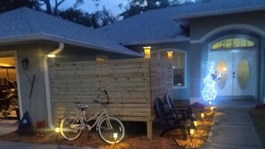 Ein Haus mit Garage, einem Fahrrad und einer gut beleuchteten Auffahrt.