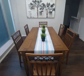 Dining - Heated Pool/ Dog Friendly/ X-mas Tree/ Golf Cart.  






 (Sebastian)