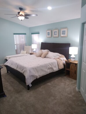 3 عدّة غرف نوم ومكتب ومكواة/لوح كي وسرير سفر