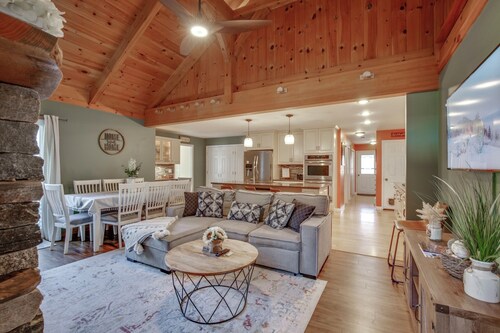 Spacious Modern Mountain Retreat w/ Fireplace