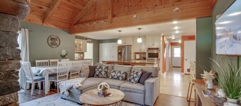 Spacious Modern Mountain Retreat w/ Fireplace