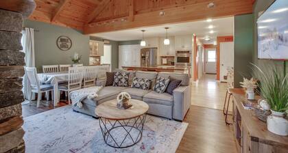 Spacious Modern Mountain Retreat w/ Fireplace