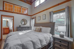 5 bedrooms, desk, iron/ironing board, travel crib - Spacious Modern Mountain Retreat w/ Fireplace (West Rutland)