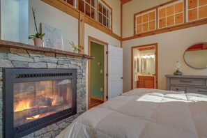 5 soverom, skrivebord, strykejern/-brett og reiseseng for barn