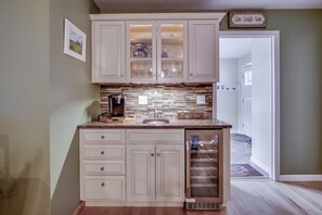 Microwave, oven, stovetop, dishwasher - Spacious Modern Mountain Retreat w/ Fireplace (West Rutland)