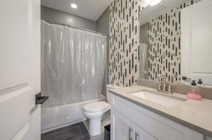 Duschwanne, Haartrockner, Handtücher