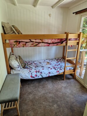 4 bedrooms, travel crib, free WiFi