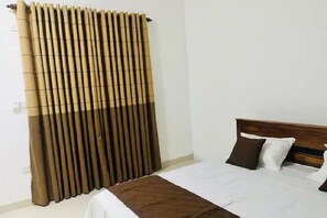 2 bedrooms, desk, iron/ironing board, internet