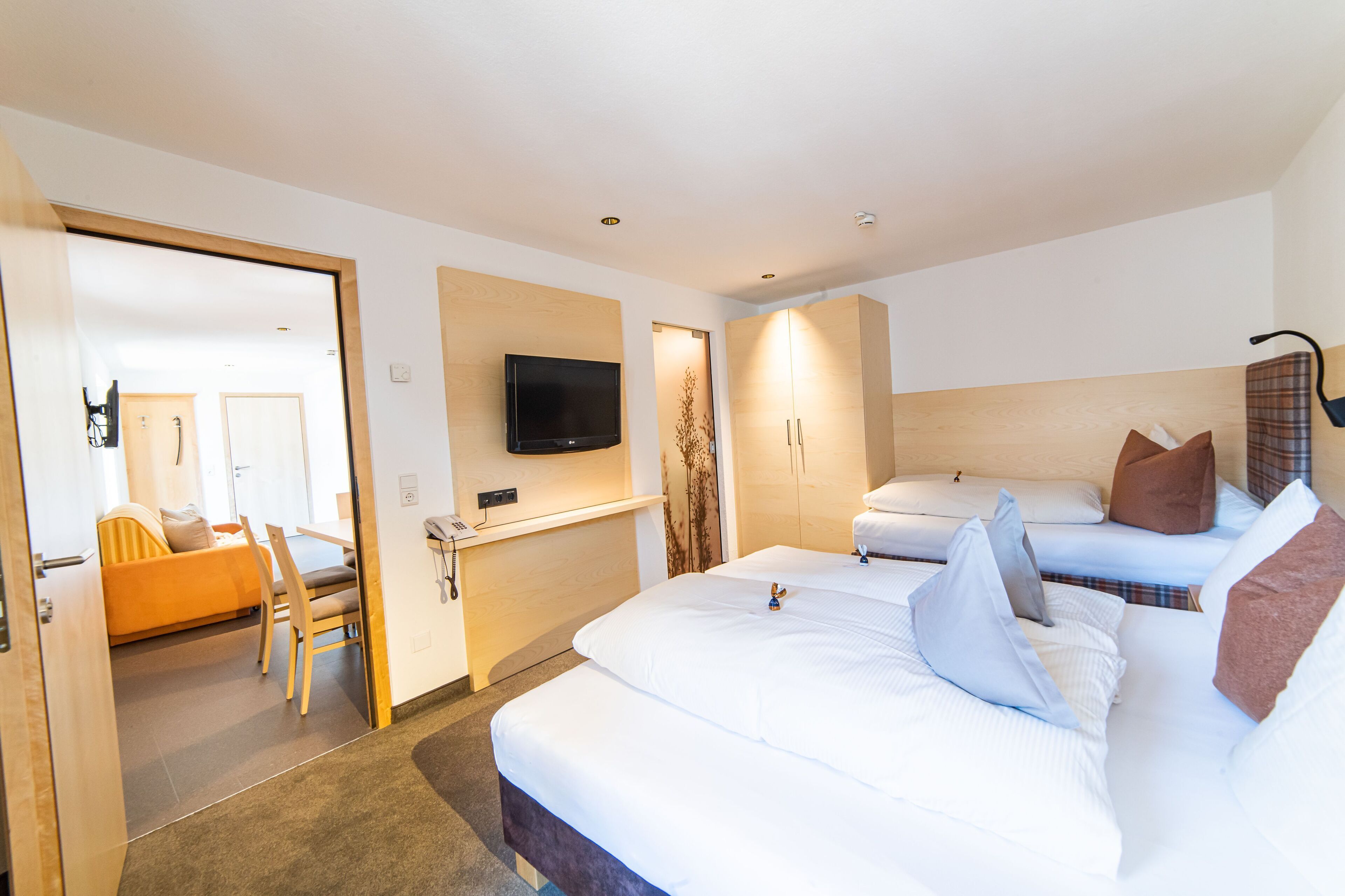 1 habitación, caja de seguridad en la habitación y escritorio 