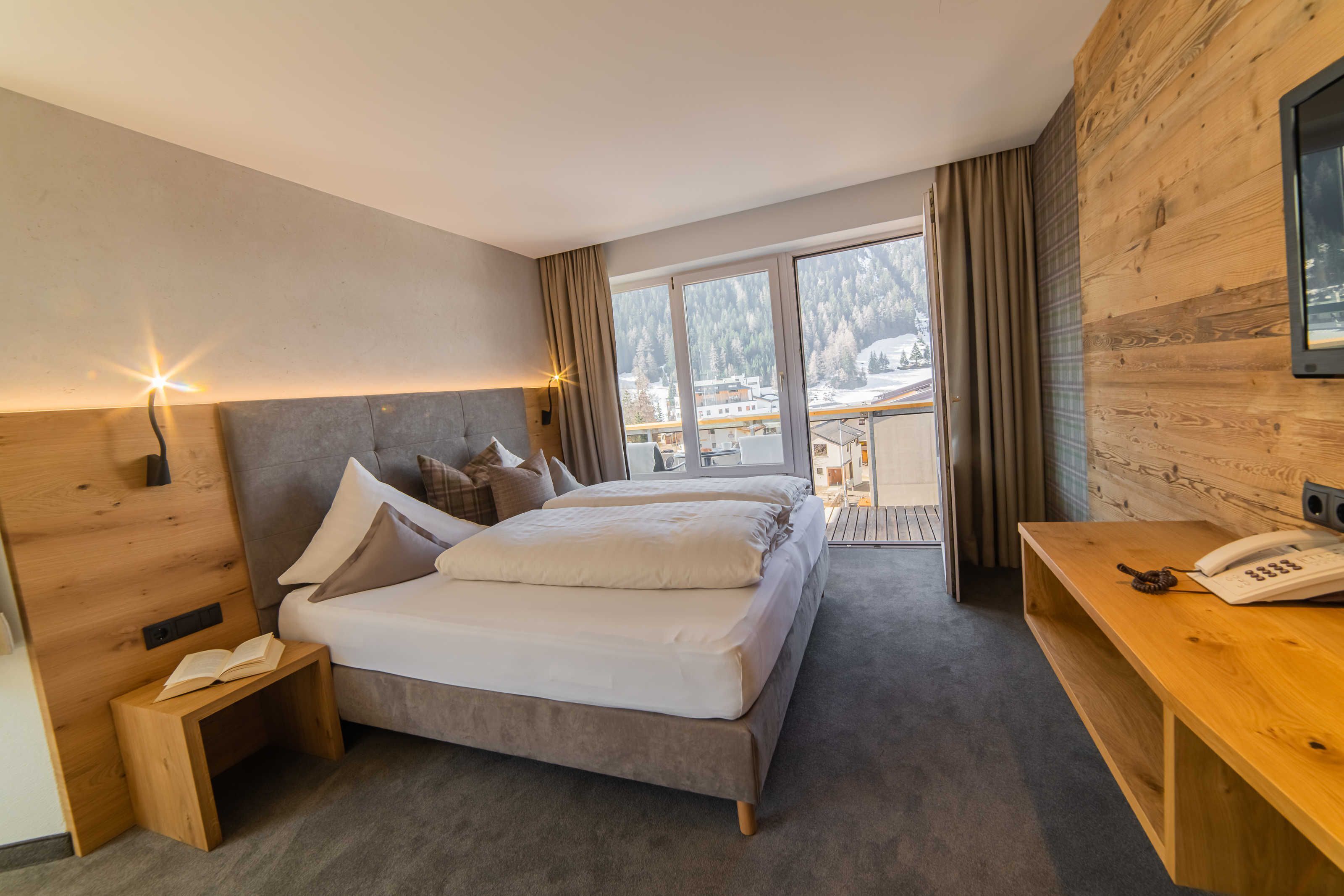 1 Schlafzimmer, Zimmersafe, Schreibtisch, Reisekinderbett