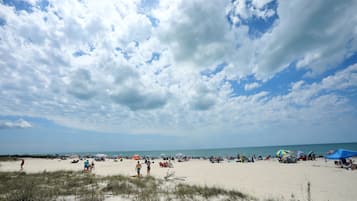 Beach nearby, sun loungers, beach towels