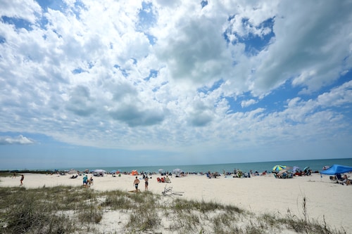 Beach is only one a minute drive. Nicely remodeled condo.