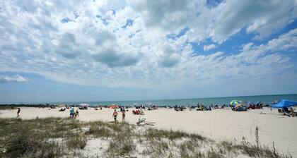 Beach is only one a minute drive. Nicely remodeled condo.