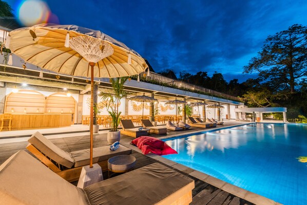 Outdoor pool, pool loungers