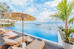 Una piscina al aire libre, tumbonas