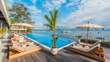 AuĂenpool, LiegestĂŒhle