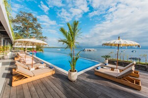 室外游泳池，日光浴躺椅