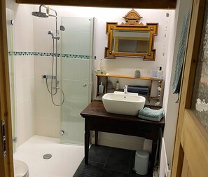 Douche, sèche-cheveux, serviettes fournies, savon