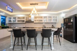 Tủ lạnh, lò vi sóng, dụng cụ nấu nướng/bát dĩa/dao nĩa, bàn ăn 