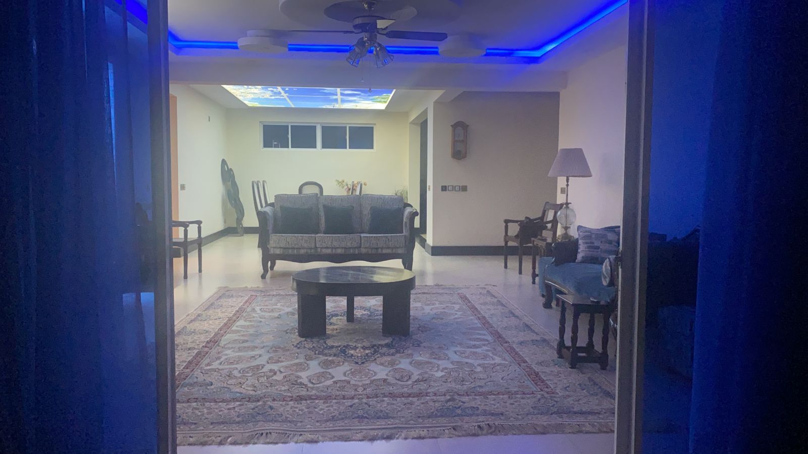 Una sala de estar con sofá, mesa de centro y alfombra.