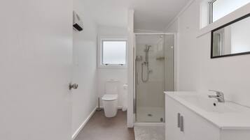 Dusche, Handtücher, Toilettenpapier