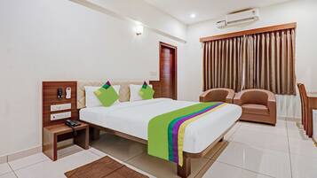 Deluxe Room | Desk, iron/ironing board