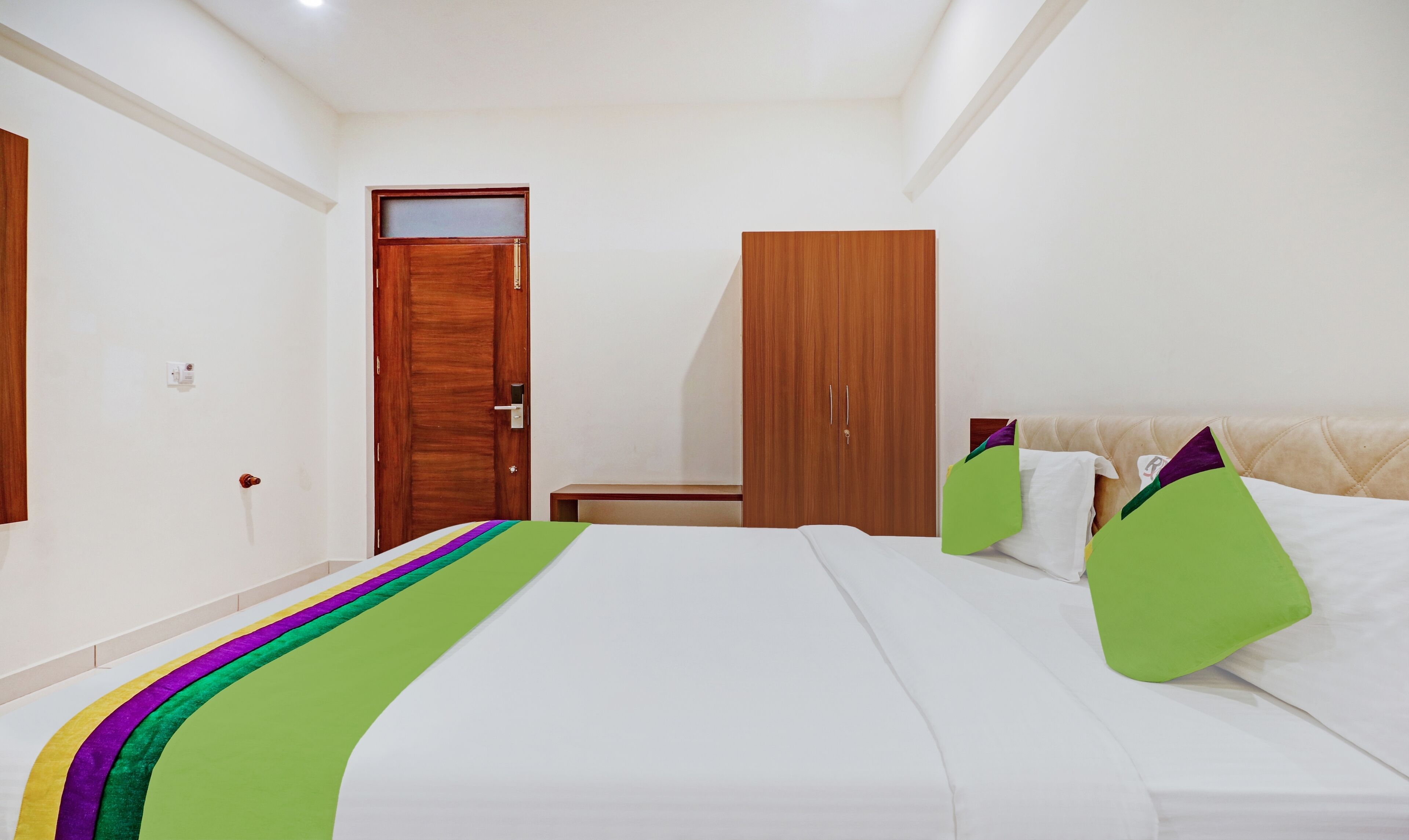 Deluxe Room | Desk, iron/ironing board