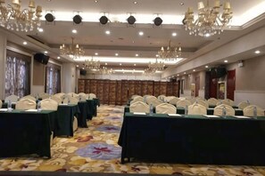 A conference room with tables, chairs, and chandeliers. - Xi’erdun Hotel (Gao'an)