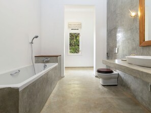 Premium-studiosuite | Badeværelse | Gratis toiletartikler, hjemmesko, håndklæder, Shampoo