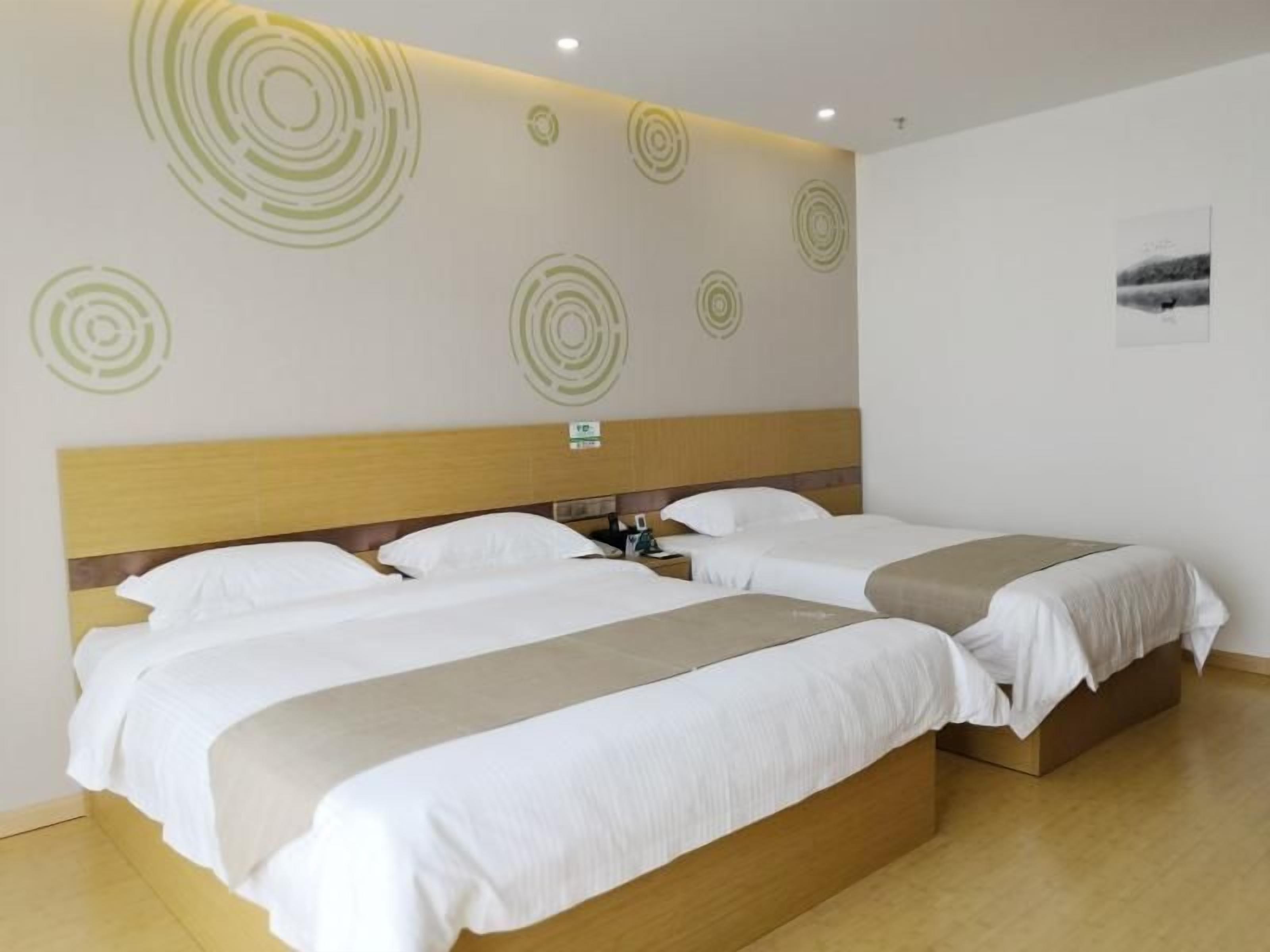 Quarto de hotel com uma cama grande, duas mesas de cabeceira e uma cabeceira.