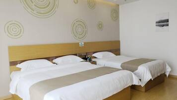 Quarto de hotel com uma cama grande, duas mesas de cabeceira e uma cabeceira.