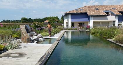 Gites on the farm next to the bird sanctuary and 10 minutes from the famous beaches.