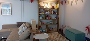 Livres, chaîne hi-fi, imprimantes