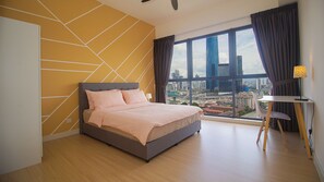 Une chambre moderne avec vue sur la ville, comprenant un lit, un bureau et une chaise.