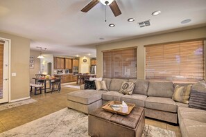 Télévision, cheminée, lecteur de DVD, livres