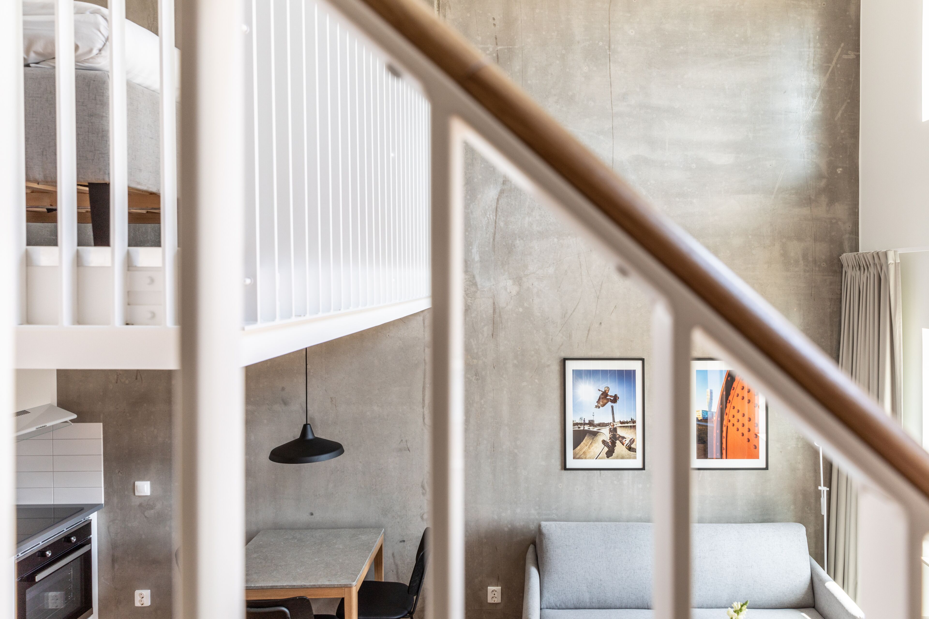 Un interior moderno con cocina, comedor y zona de estar.