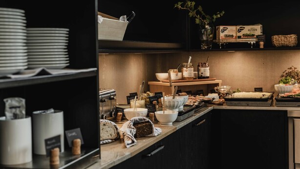Een buffet met verschillende gerechten en bakken.
