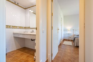 Badekar, hårtørrer, bidet, håndklæder