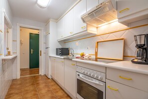 Kühlschrank, Mikrowelle, Ofen, Wasserkocher mit Kaffee-/Teezubehör