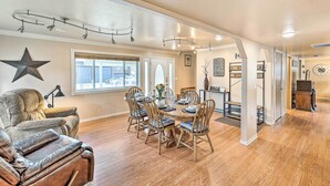 A dining area with a round table set for six, surrounded by wooden chairs. - Kooskia Sanctuary w/ Patio, Fire Pit & Grill! (Kooskia)