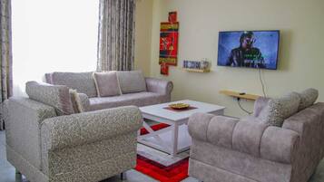 Business-Apartment | Wohnbereich | 20-Zoll-Smart-TV mit Digitalempfang, Fernseher