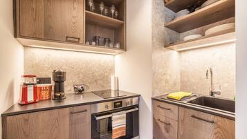 Fridge, stovetop, coffee/tea maker, electric kettle