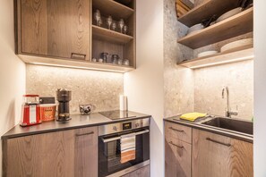 ثلاجة، موقد طهي مسطح، ماكينة لصنع القهوة/الشاي، غلّاية كهربائية