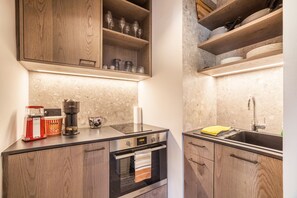 Fridge, stovetop, coffee/tea maker, electric kettle - Truma Swing New Opening (Meran)