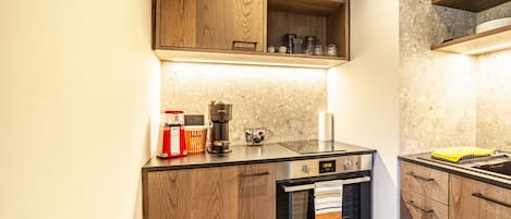 KĂŒhlschrank, Herdplatte, Wasserkocher mit Kaffee-/Teezubehör