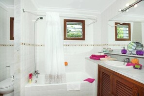 Bathtub, hair dryer, towels - Finca Villa Rotger with Mountain View, Pool, Garden & Wi-Fi (Pollenca)