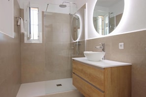 Badewanne, Haartrockner, HandtĂŒcher